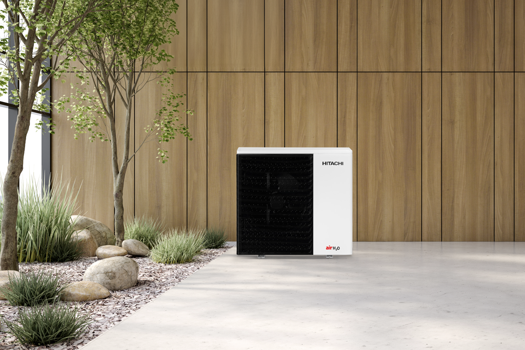 Außeninstallation der Hitachi Wärmepumpe – harmonisch integriert Hitachi Wärmepumpe im Außenbereich vor Holzfassade mit Pflanzen